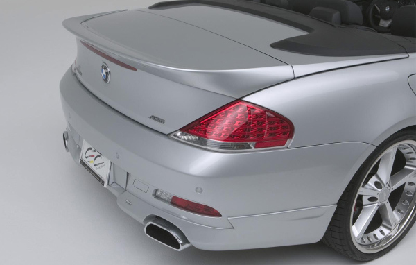 Автомобиль BMW 645 вид сзади