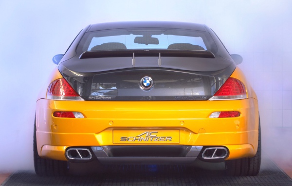 Автомобиль BMW вид сзади