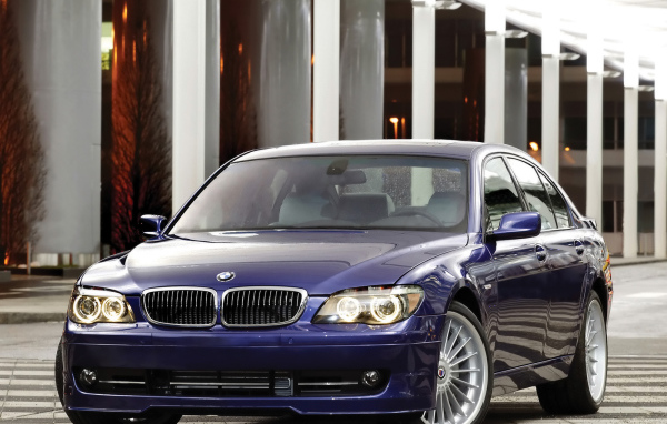 Перед синей BMW Alpine