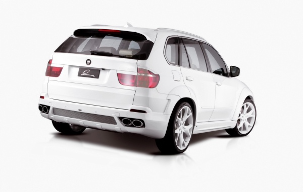 Белый БМВ Lumma