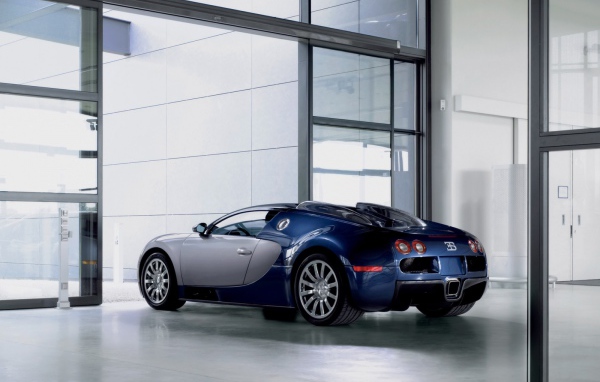 Синий Bugatti Veyron