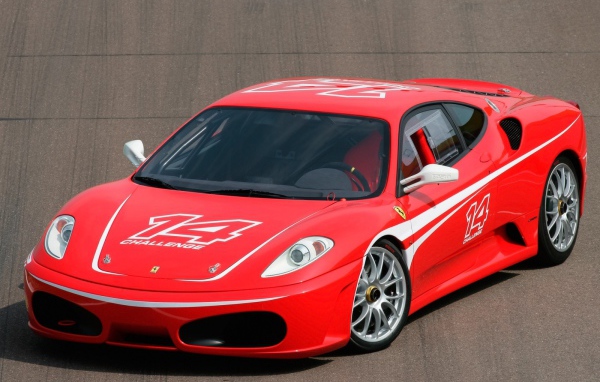 Красный спортивный автомобиль Ferrari