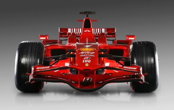 Красный F2008 вид спереди