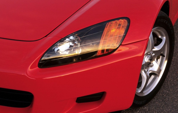 Перед красной Honda S2000