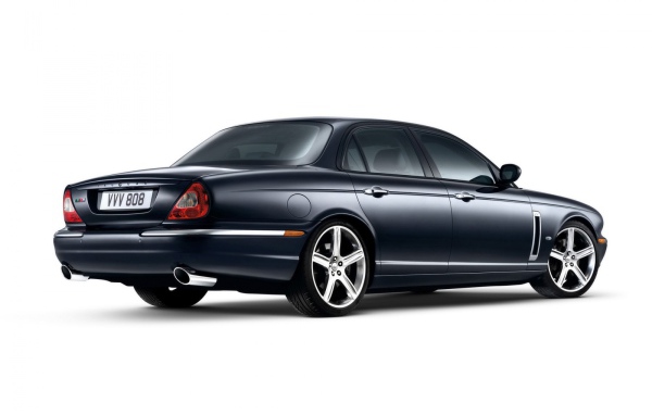 Jaguar XJR вид сзади