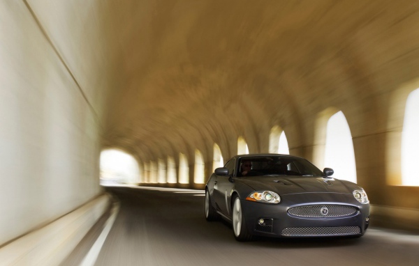Jaguar XKR автомобиль зверь