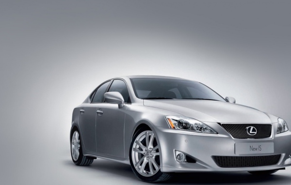 Lexus IS перед
