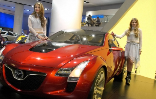 Mazda Kabura и девушки