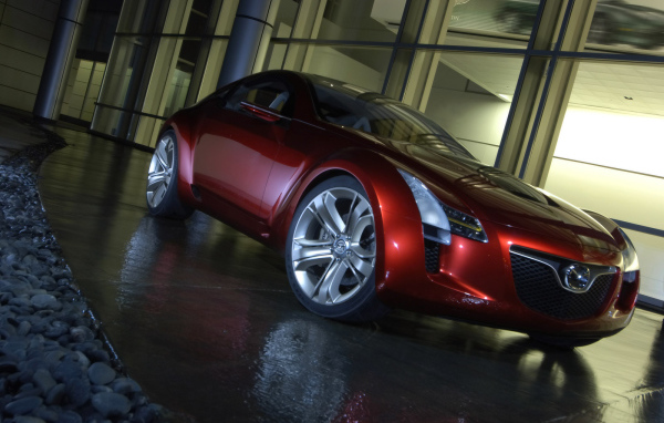 Красная Mazda Kabura