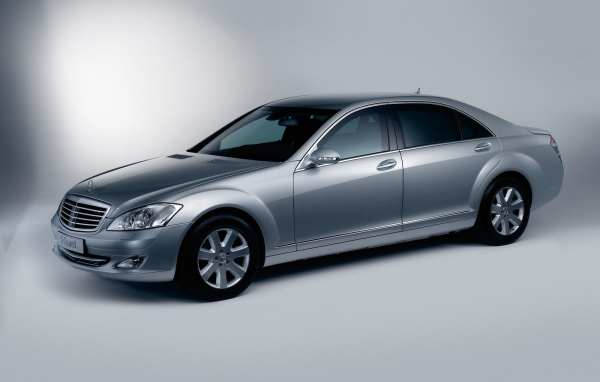 Бронированный Mercedes S600 - пули летят мимо