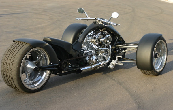 Черный трицикл