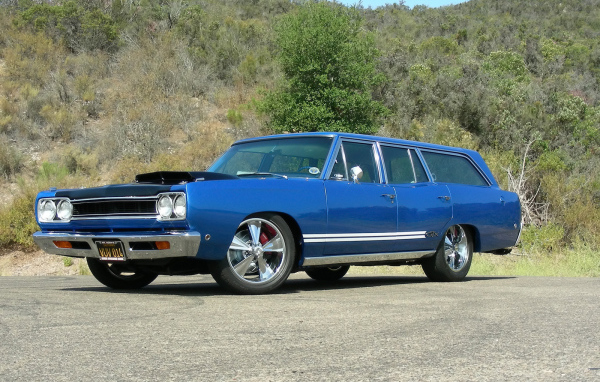 Старый Plymouth 1968 года