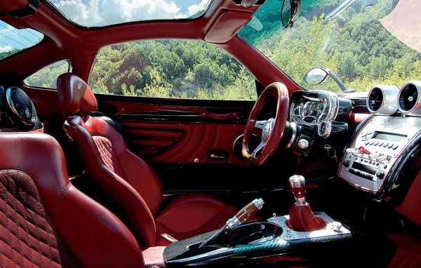 Крутой салон автомобиля Zonda STop Gear