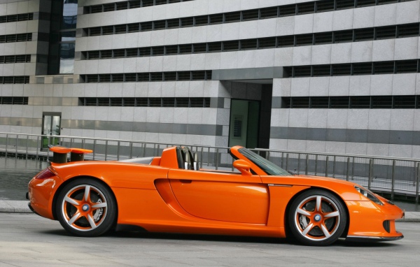 Оранжевый Porsche Carrera
