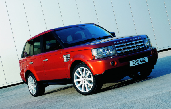 Красный Range Rover