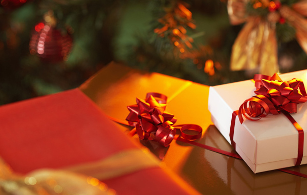 Подарочки под елкой