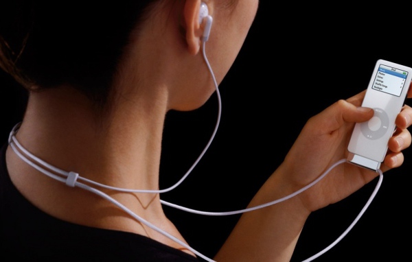 Девушка с iPod Nano