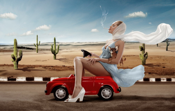 Девушка в красном автомобиле