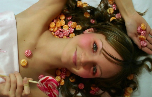 Девушка с конфетами