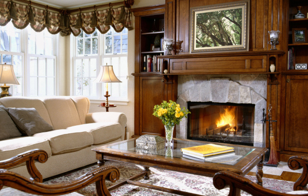 Интерьер зала с камином