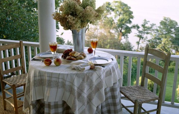 Столик на балконе