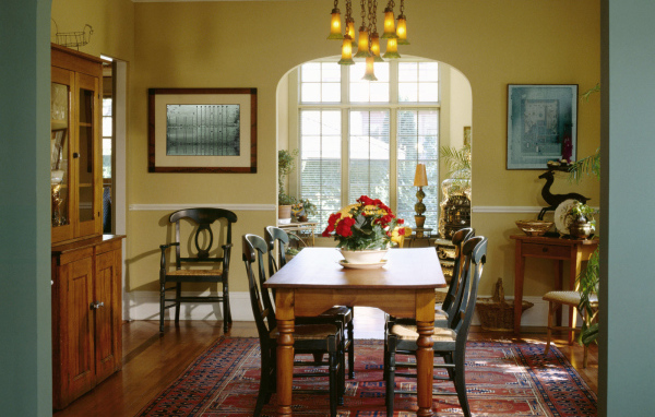 Интерьер небольшой столовой