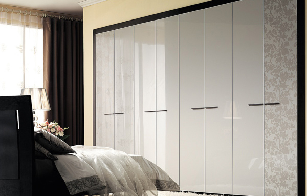 Стильный встроенный шкаф