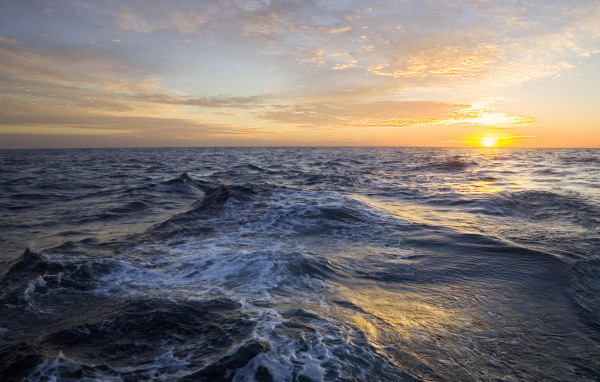 Глубокое синее море на закате