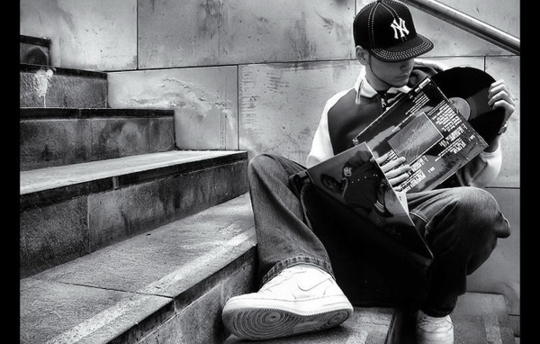 Парень с пластинкой