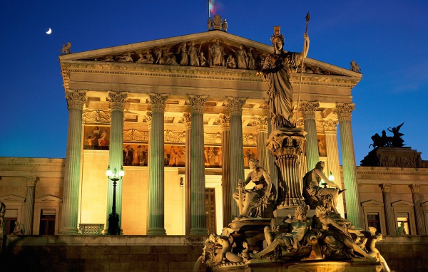 Фонтан Pallas Athene, здание Парламента, Вена, Австрия