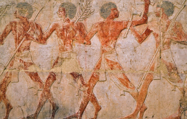 Древние фигуры в храме Карнак