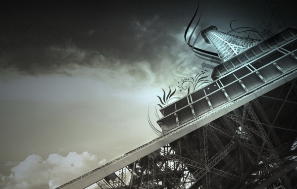 Эйфелева башня в облаках