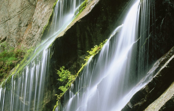 Льющаяся каскадом вода