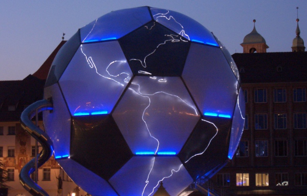 Глобус - футбольный мяч