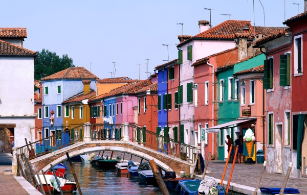 Речная улица, Италия