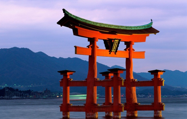 Великие Ворота, святыня Itsukushima, Miyajima, Япония
