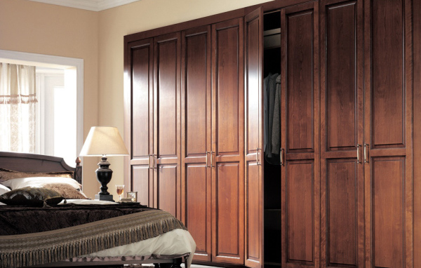 Классический шкаф для спальни