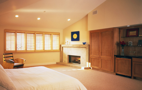 Просторная спальня с камином