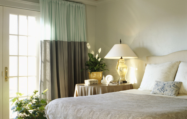 Двухцветные шторы в спальне