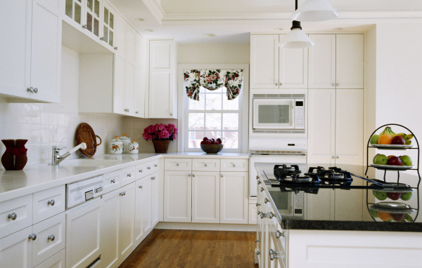 Кухня в белых тонах