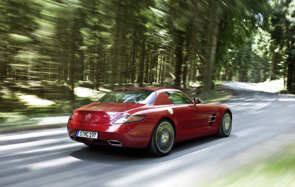 Красный авто Мерседес