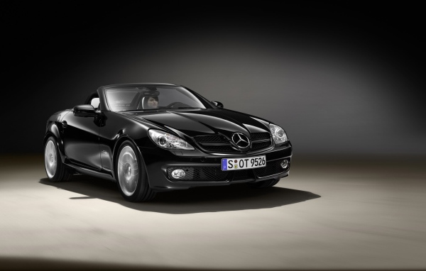 Девушка за рулем Мерседеса