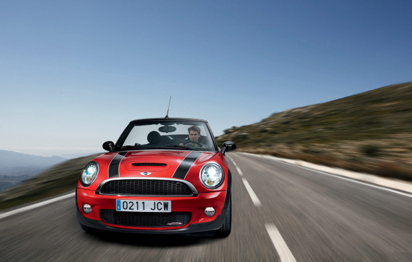 За рулем новенького Mini