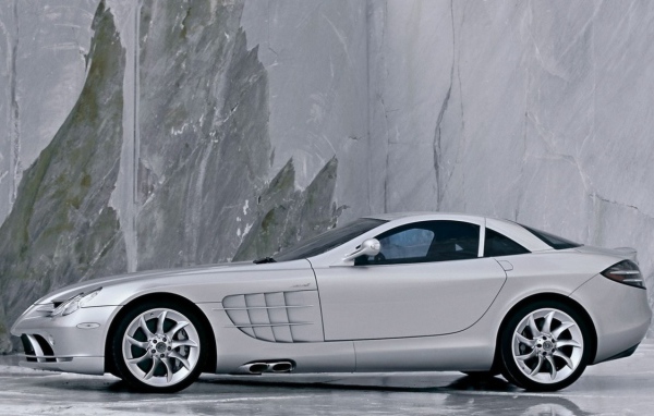 Спортивный гоночный автомобиль