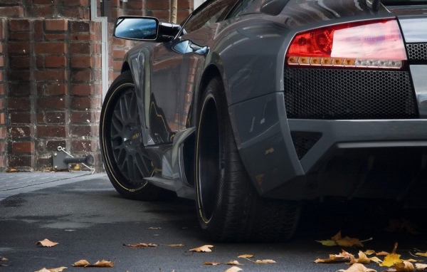 Припаркованный спорткар