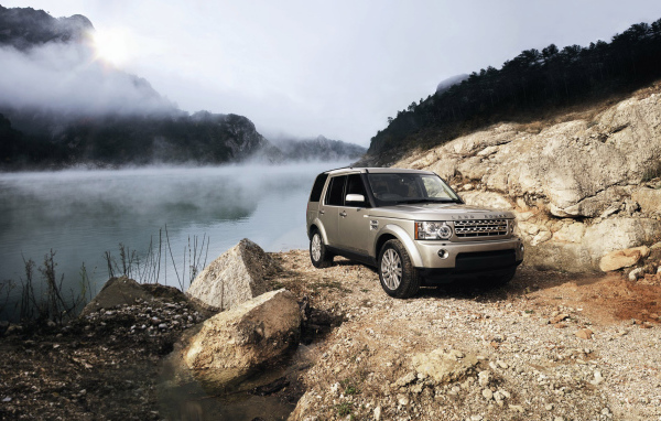 Внедорожник у озера