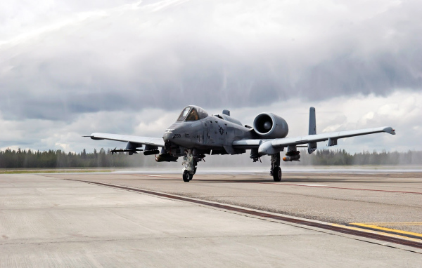 Военная авиация / истребитель на посадочной полосе