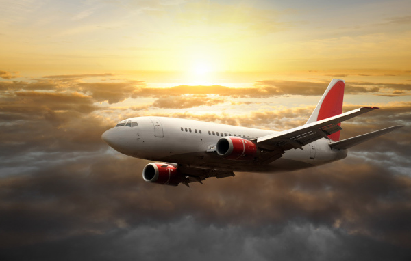 Самолет в небе над облаками