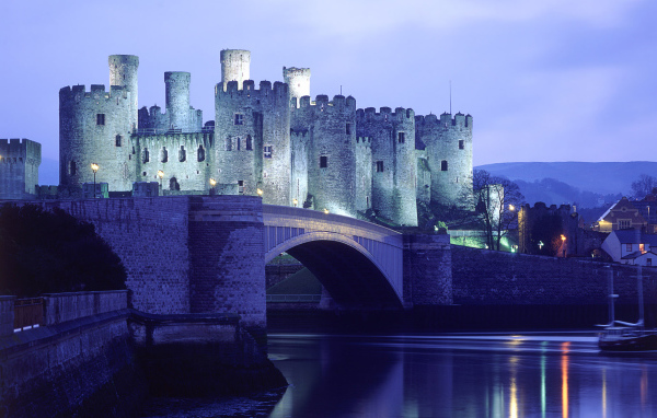 Замок возле реки