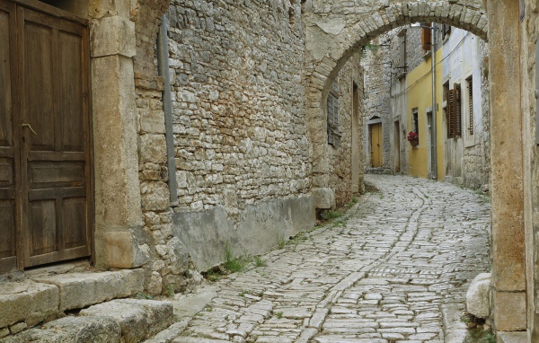 Узкая улочка старого города